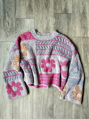 moon & madison Floral Cropped Sweater in Pink & Gray Size Small